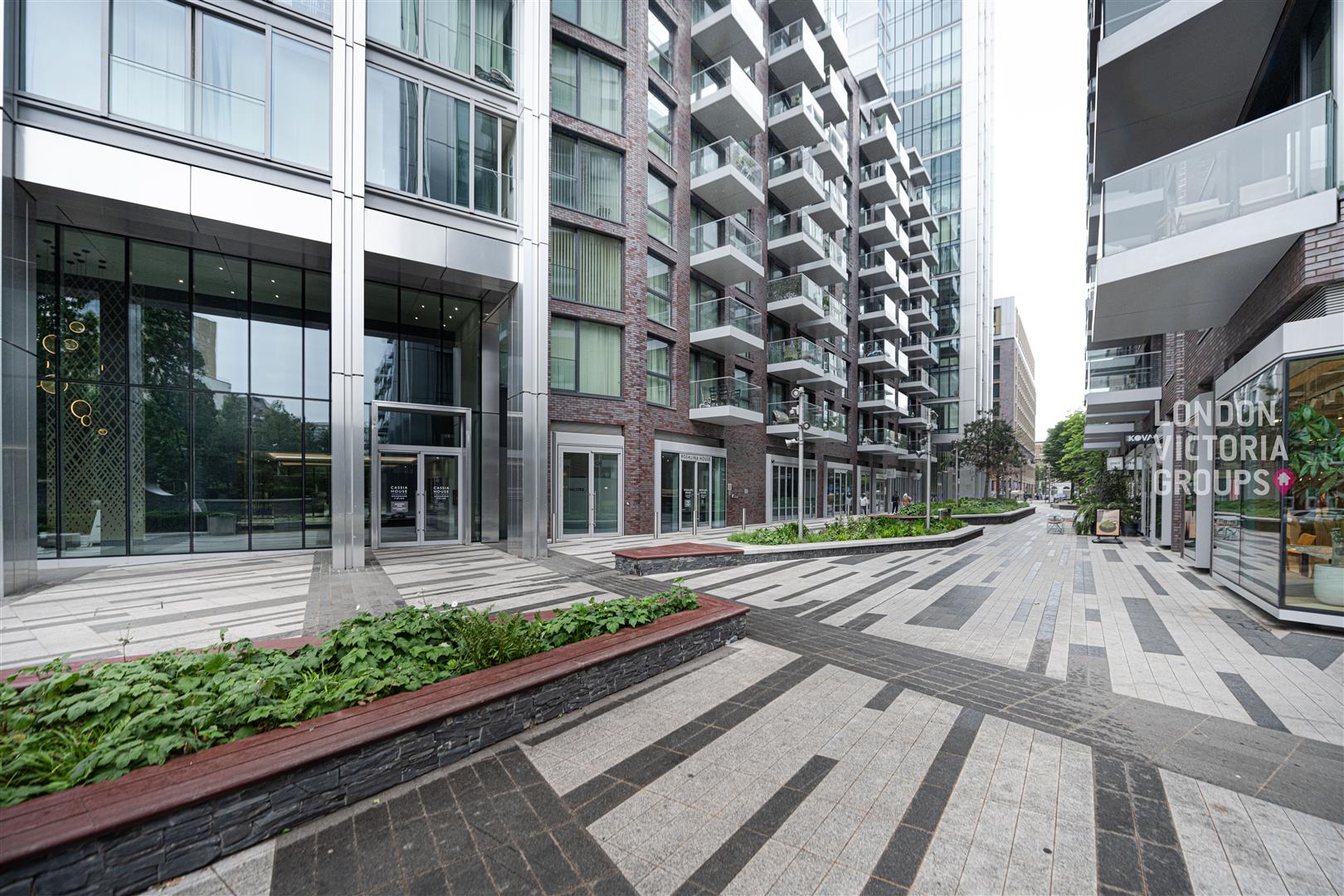1 bed property in Cassia House, 30 Piazza Walk, London